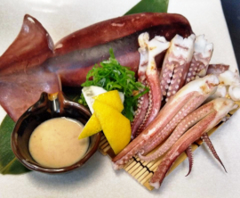 函館真イカの姿焼き、肝ソースで