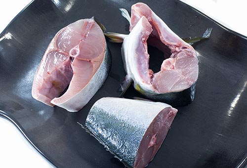 函館産、天然イナダの切り身